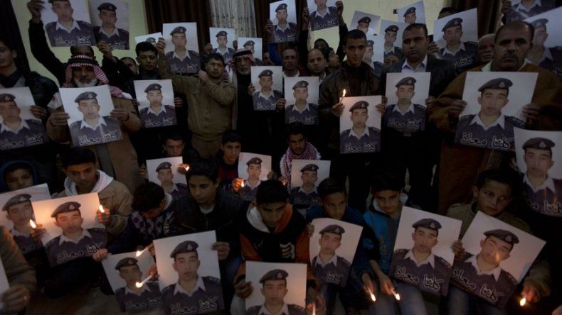 Familia de piloto jordano cautivo de EI pide más información