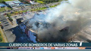 Continúan labores de extinción de incendio en el City Mall en Chiriquí