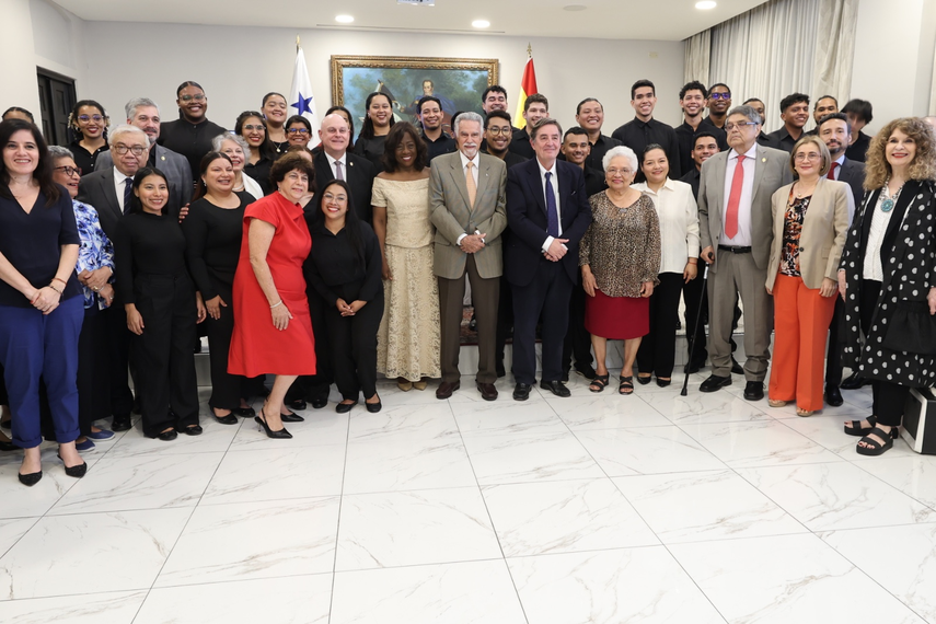Instituto Cervantes y MEDUCA firman convenio.