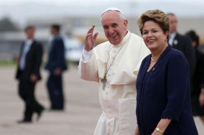 Entre protestas y ovaciones el Papa llega a Brasil