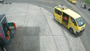 Niña cae de bus colegial