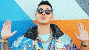 {alttext(Joey Montana,Joey Montana prepara el #TinyWineyChallenge)}