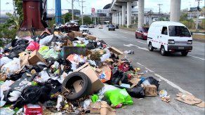 Cerros de basura se toman las calles y aceras de San Miguelito