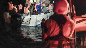 Desembarcan casi 300 migrantes en puerto italiano de Taranto