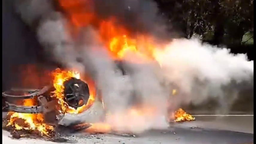 Los ocupantes del vehículo pudieron salir a tiempo antes del incendio.&nbsp;