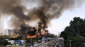 Se incendia herbazal en Condado del Rey, bomberos atienden la emergencia