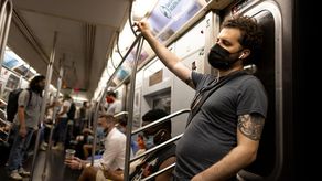 Un juez federal revocó el mandato de uso de mascarillas en transporte público.