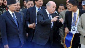 Brasil acepta disculpas de FIFA y Rousseff recibirá a Blatter