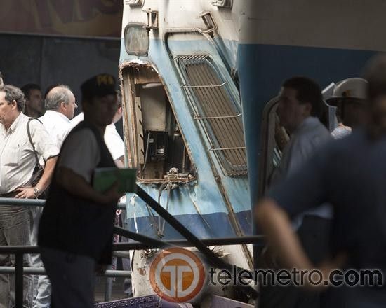 Tren choca contra estación en Argentina