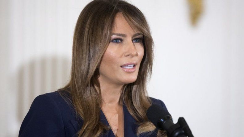 El avión en que vuela Melania Trump, obligado a aterrizar por humo en cabina