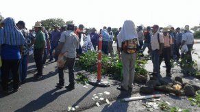 Realizan cierre en vía Interamericana por cancelación de cupos a transportistas