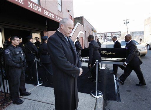 Llega féretro de Whitney Houston a iglesia en Nueva Jersey