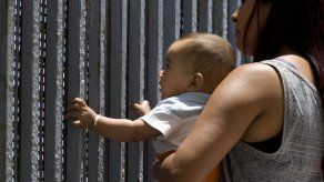 Inmigrantes celebran Día de Padre divididos por cerca en frontera México-EEUU