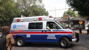 Muere bebé en ambulancia retenida por agentes