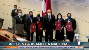 Condecoran a profesionales panameños en la Asamblea Nacional