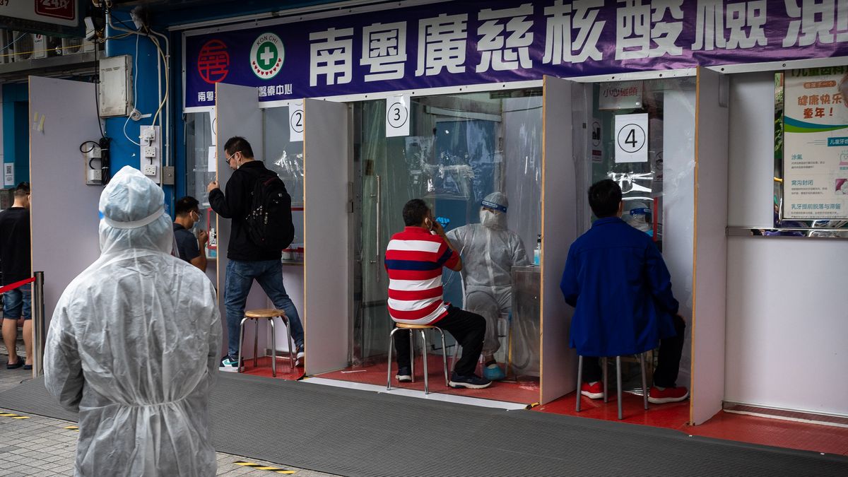 China reportó más de 5,600 nuevos casos de covid-19 el lunes.