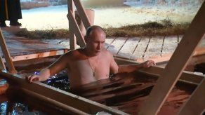 Putin se baña en un lago helado para celebrar la Epifanía