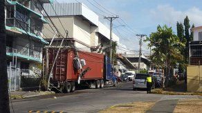 Camión derriba poste de tendido eléctrico en El Dorado