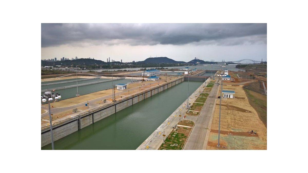 El Canal de Panamá presenta un tomo de fotos para conmemorar nuevas esclusas