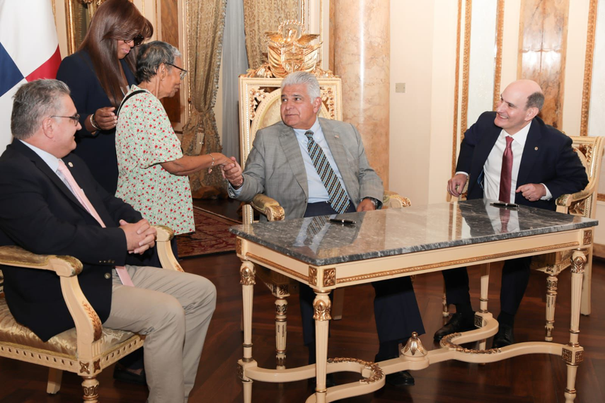 Aprobación de la ley del CEPANIM por el presidente José Raúl Mulino.