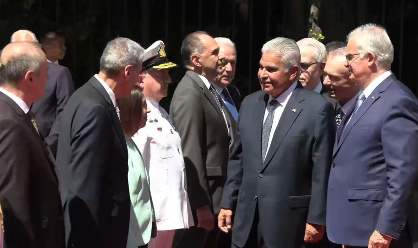 El presidente de Panamá saluda a las autoridades de Grecia.