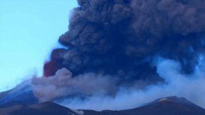 Cierran aeropuerto de Catania por las cenizas del volcán Etna
