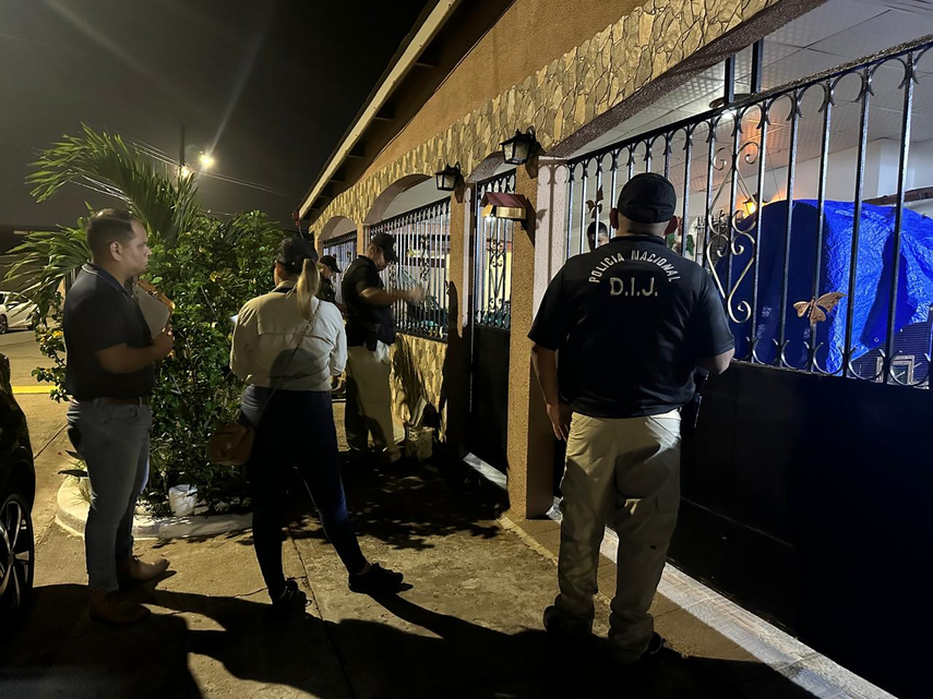 Personal de la DIJ en busca de los funcionarios de la CSS