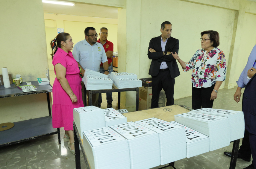 Alcaldía de Panamá recibe lote de placas vehiculares.