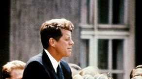 Banderas a media asta en memoria de JFK