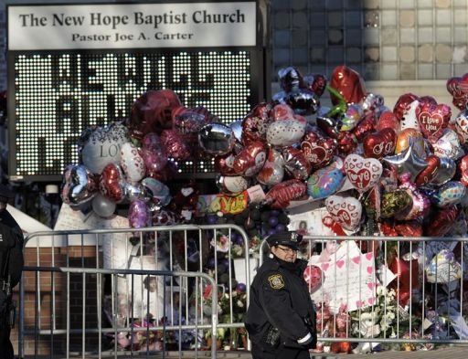 Familiares y fans llegan a iglesia para despedir a Whitney