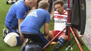 Delantero Mueller de Hamburgo lesionado al festejar gol