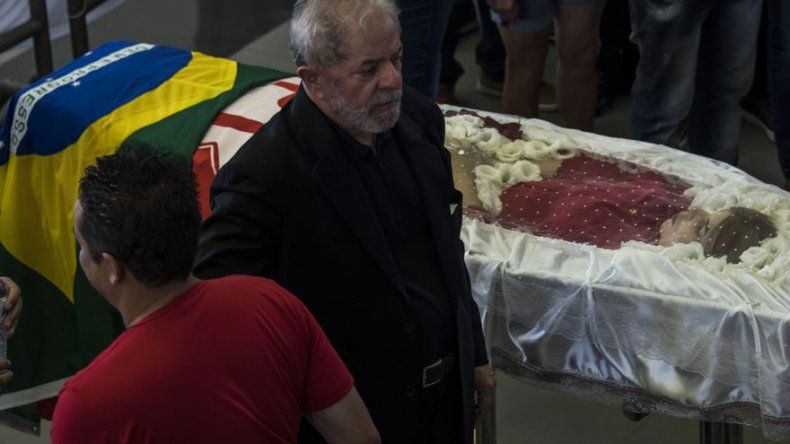Expresidente Lula vela a su esposa acompañado de ciudadanos e izquierda brasileña