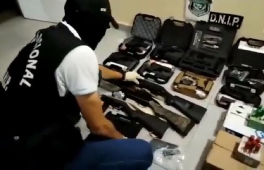 Las autoridades realizaron el allanamiento en la aveida Ernesto T. Lefevre de Parque Lefevre.