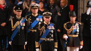 Carlos III y sus hermanos velan el féretro de su madre en Londres