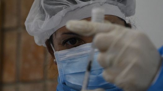 Un trabajador de la salud prepara una dosis de la vacuna Pfizer-BioNTech Covid-19.