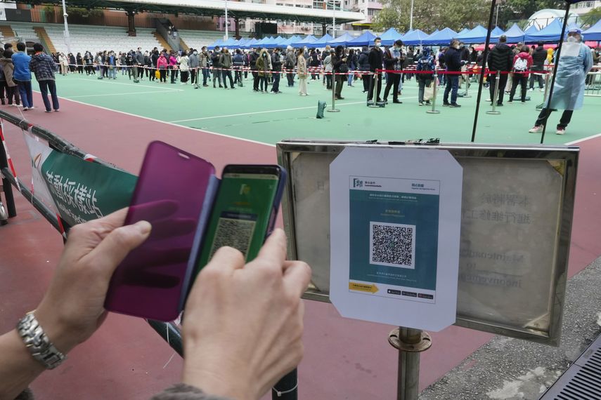 Los negocios colocaron un código QR a la entrada para que los clientes lo escaneen con sus celulares.