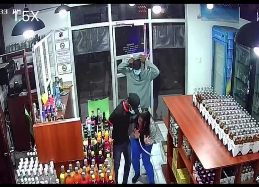 Robo a un local, arma de un delincuente cae entre forcejeo la recoge y continua