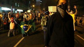 Manifestantes se enfrentan a la policía cerca del Maracaná