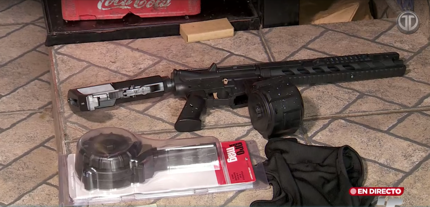 Aprehenden a dos personas con armas y municiones ocultas en una abarrotería de Los Andes.