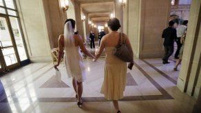 California: Decenas de parejas gays hacen fila para casarse