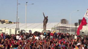 Oficialistas marchan y develan estatua de Chávez en sede de Cumbre MNOAL