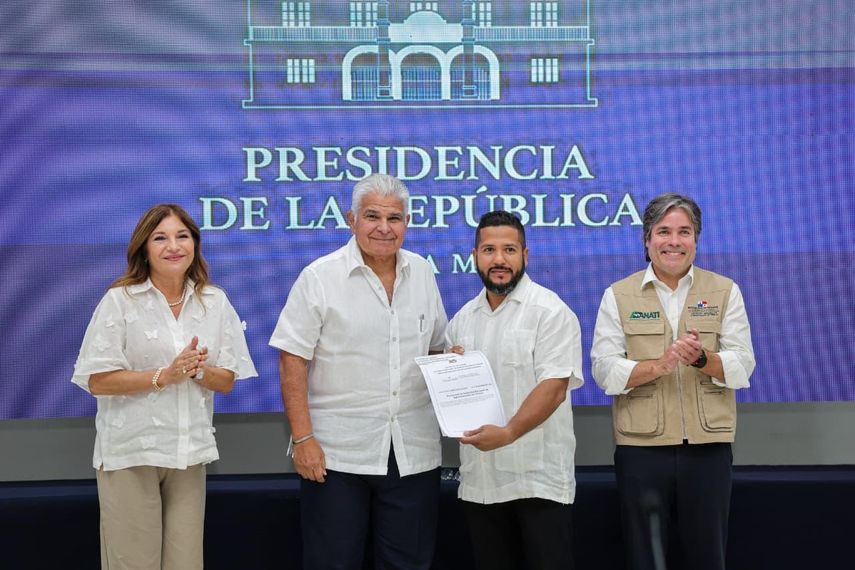 Presidente Mulino entrega títulos de propiedad en Penonomé, Coclé. Presidente Mulino entrega títulos de propiedad en Penonomé, Coclé.