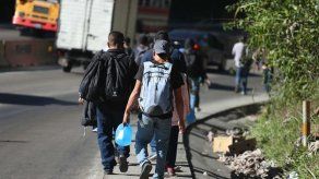 Migrantes deben esperar afuera de estaciones de autobuses