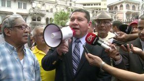 Jubilados exigen pagos de décimos atrasados a Presidente de la Asamblea