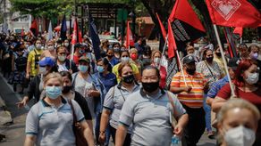 El salario básico docente en Paraguay, establecido por turnos de cuatro horas, es de alrededor de 2.700.000 guaraníes (unos 391 dólares).