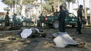 Suicidas atacan oficinas de gobierno en Afganistán: 15 muertos