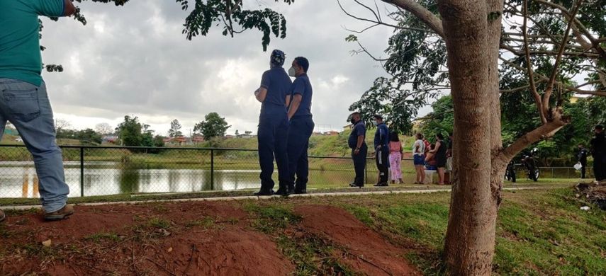 Los bomberos iniciaron la búsqueda del menor en el lago artificial.