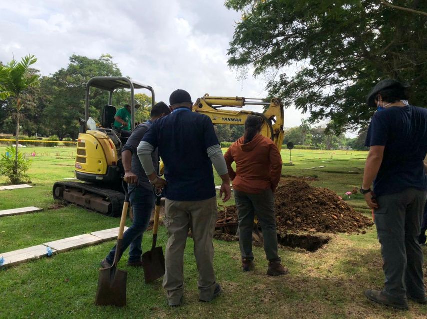 Diligencias de exhumación de restos en el cementerio Jardín de Paz en 2021