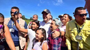 Presidente electo de Colombia recibido con fiesta en pueblo natal de su padre