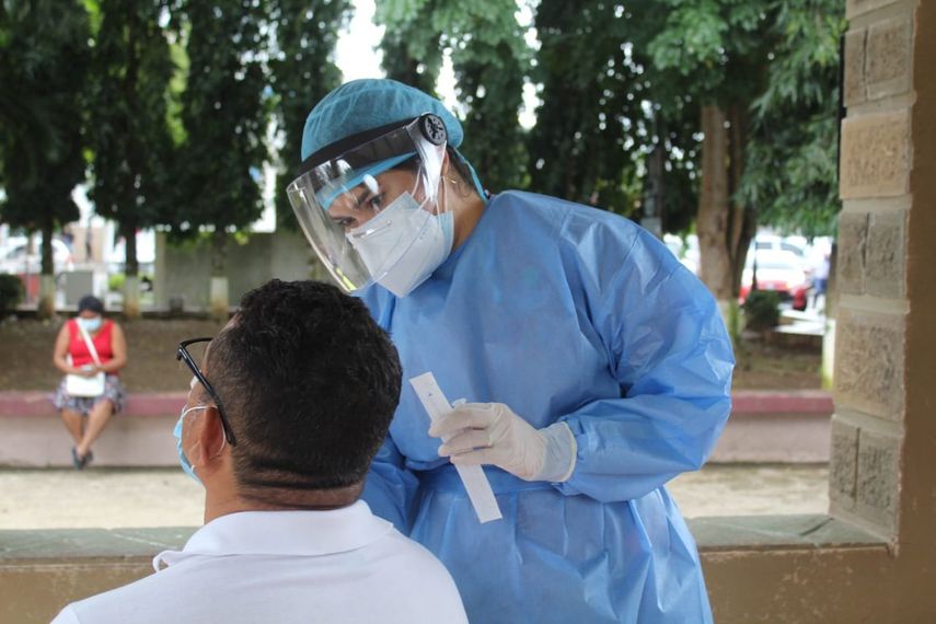 Personal de salud aplica pruebas de hisopado para detectar covid-19.